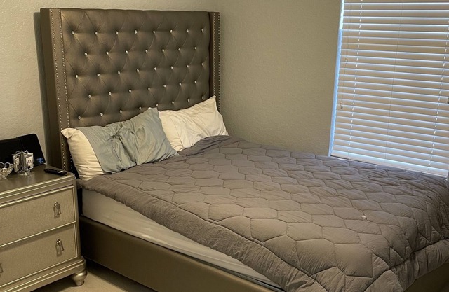 Private Quiet Room In Nice Newer Community