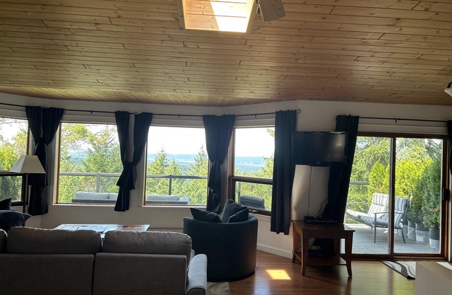 Private rooms/Suites. Ocean,mountain view,hot tub.Next to Mount Maxwell park.