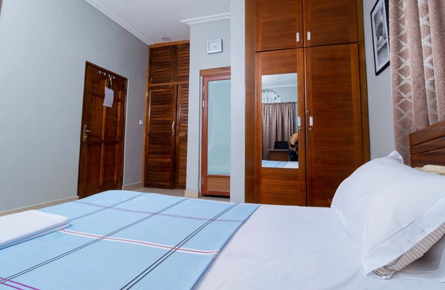 Private Room in a 3 bedroom House, Oyarifa, Accra with Wifi Backup Generator