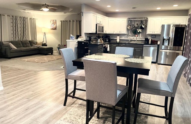 Private Room in a Shared Home, Free Parking, Near Stadium & Campus