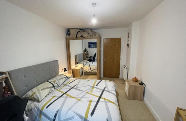 Private room in modern flat in great location