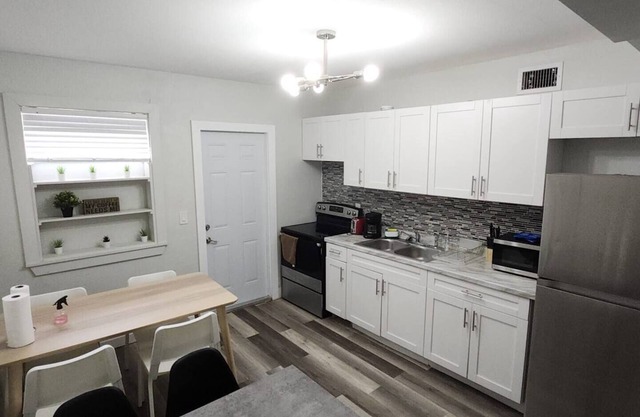 Private room in shared house in Coconut Grove, Private room in shared house in Coconut Grove