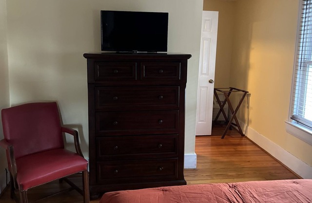Private room with walking distance to town square, shopping, dining shows & more
