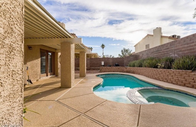 private space in a home with shared pool/spa & laundry room , minutes to LAS