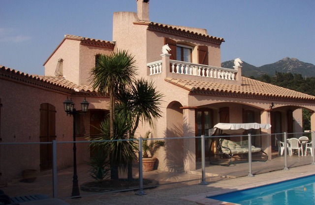Private swimming pool and sleeps 7