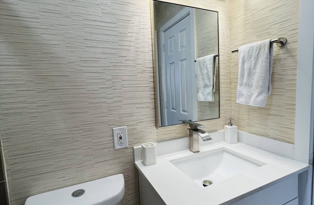 Private Tropical Oasis 10 minutes from Hard Rock Stadium