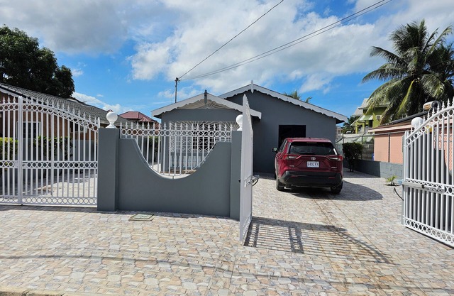 PRIVATE VACATION RENTAL nSpacious 2 Bedroom Retreat Near the Beachn