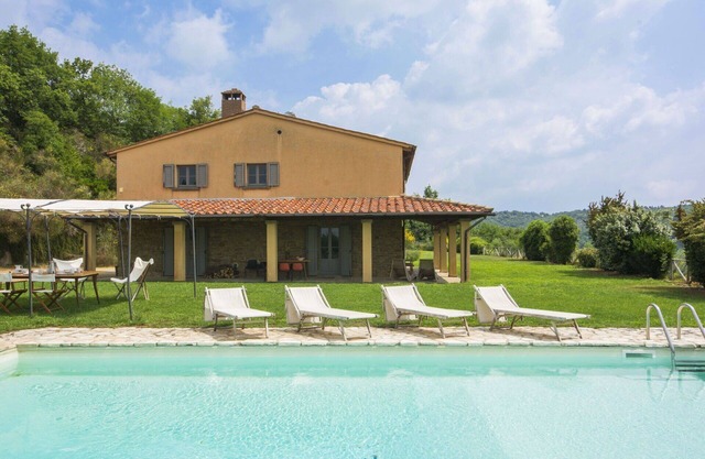 Private Villa with WIFI, private pool, TV, balcony, pets allowed, panoramic view, close to Arezzo