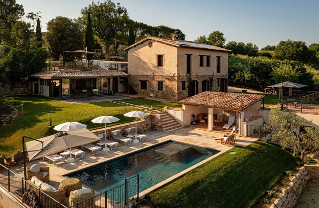 Private Villa with WIFI, A/C, private pool, TV, patio, panoramic view, parking, close to Spoleto
