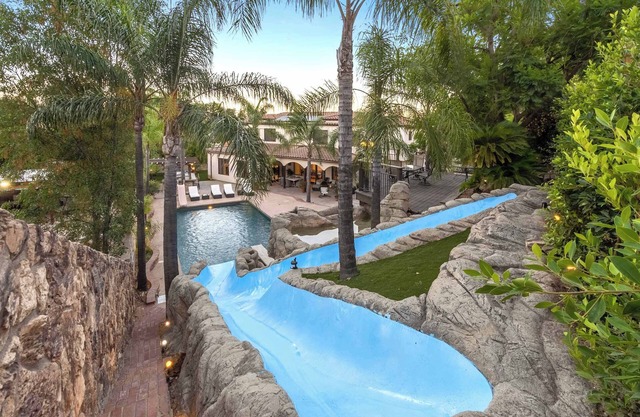 *Private Water Park* Hidden Cave! Outdoor Ktchn!