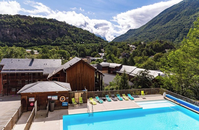 Proche de la télécabine Ax 3 Domaines | Piscine