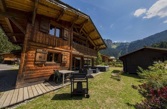 Prodains gondola at 500m offering direct access to the heart of Avoriaz