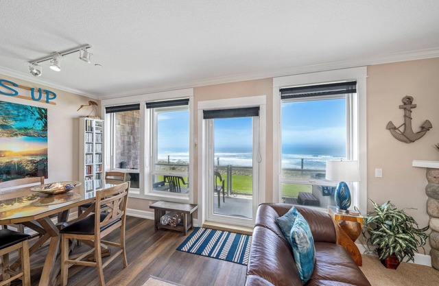 Promo! Beautiful Oceanfront Condo with Private Hot Tub, Pool, Wifi and More!
