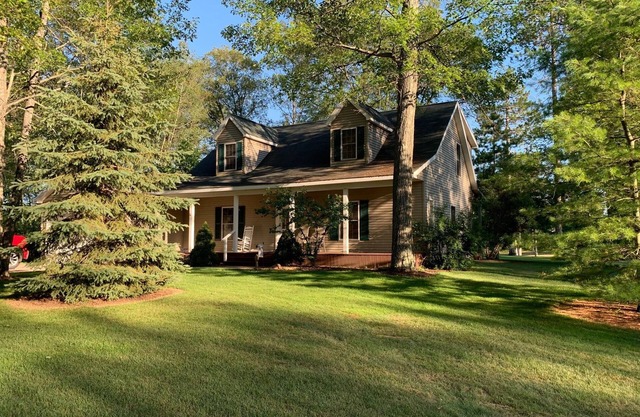 PROMO FOR WEEKLY STAY OF 5% Charming Maple Lane Lodge By Beautiful Hubbard Lake!