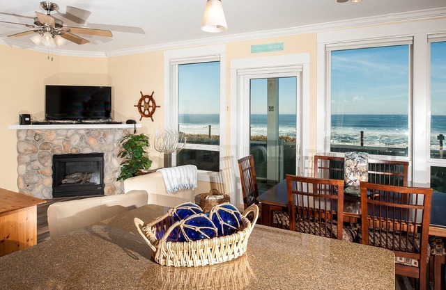 Promo! Oceanfront Condo with Private Hot Tub, Indoor Pool, Free Wifi and More!