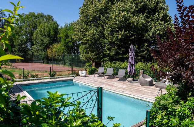 Property 1km from Honfleur with heated swimming pool, tennis court for amateurs, jacuzzi