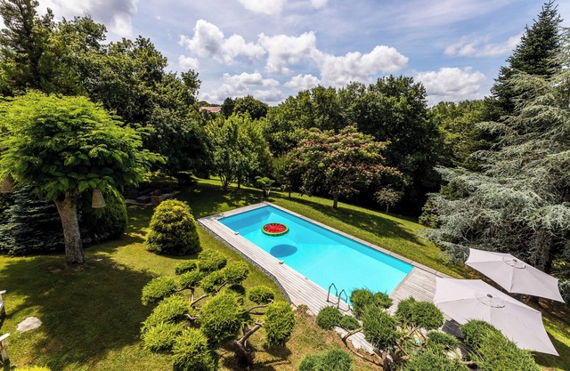 Property 1 hectare 6 bedrooms swimming pool 4 km from beaches