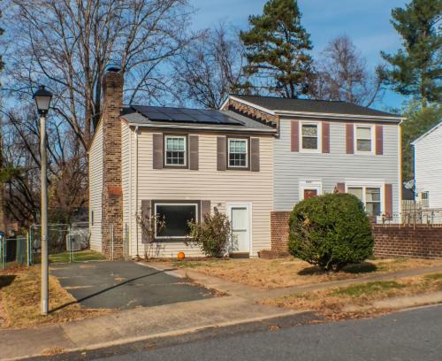 Prospect Hill Cville House share with private bath in quiet comfort home
