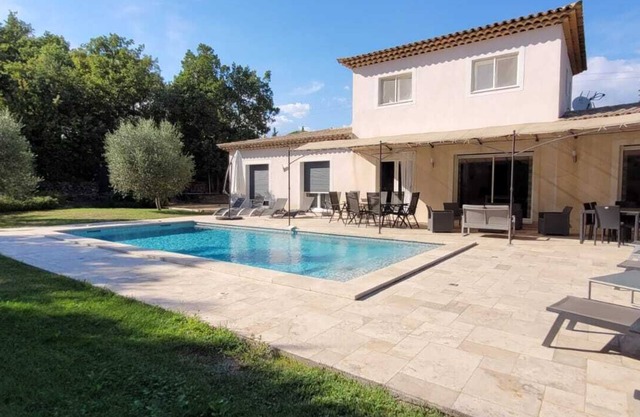 Provencal villa with swimming pool and 1400m2 grounds