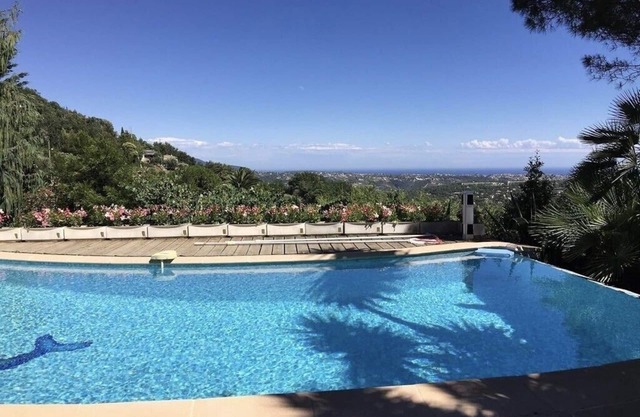 Provençal Villa with private heated pool and fantastic Sea & Montain views