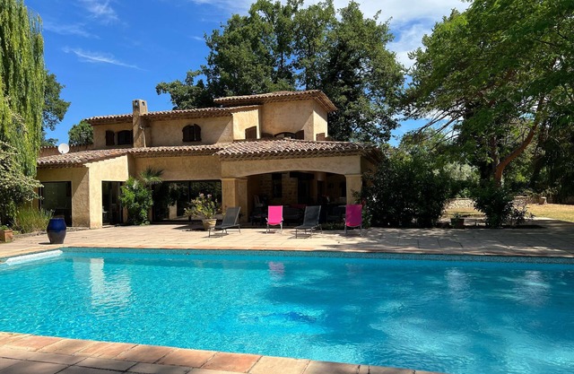 PROVENCAL VILLA WITH LARGE SWIMMING POOL AND GARDEN