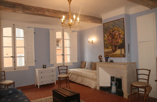 Provence Typical house with studio in the center of the village of Callas