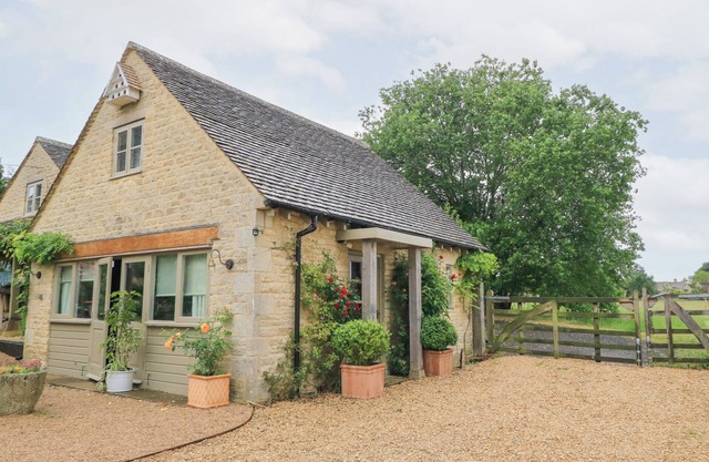 PUDDING HILL BARN COTTAGE, pet friendly, with a garden in Bibury