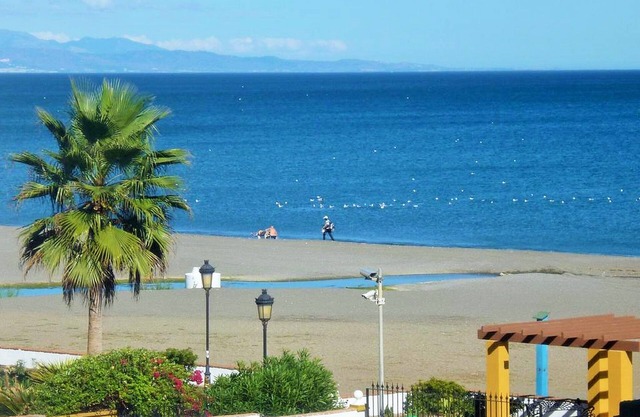 Puerto de la Duquesa, beachfront and direct access to the pool!