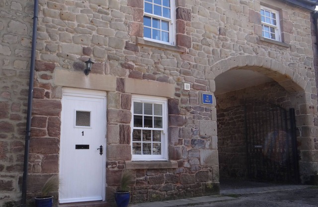 Puffin Place, cosy Seahouses cottage, quiet location near harbour & village