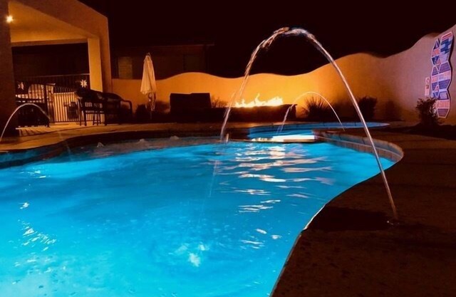 PV 18 - "Paradise Poolhouse" Sleeps 28+ Private HEATED Pool Theater Room
