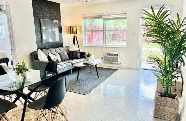 Quaint apt. Centrally located in Ft Lauderdale