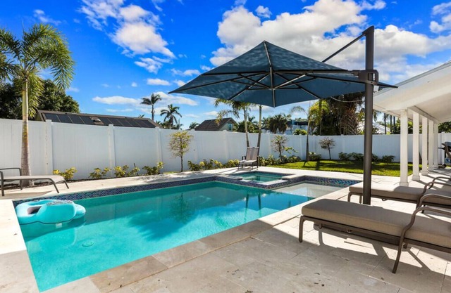 Quaint Bungalow in Lake Park with Private Pool & Spa - Minutes from Beaches