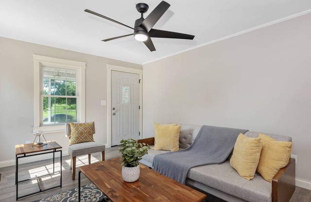 Quaint Cape Cod with 2 bedrooms & 2 Full Baths min from OSU!