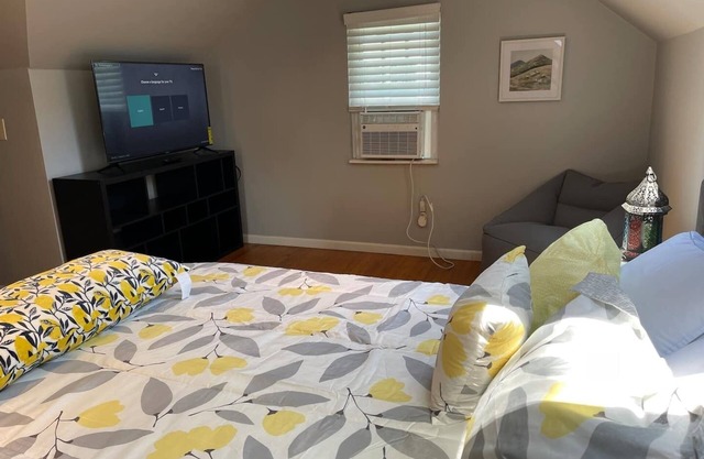 Quaint, Comfy, Close & Convenient - Entire Home