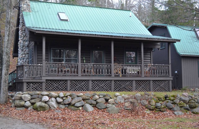 Quaint Harbor Springs Log Home With Lake Michigan Beach Access