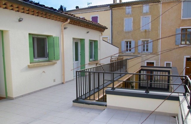 Quaint Holiday Home in Dieulefit with Hot Tub