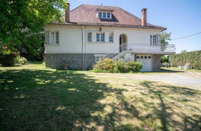 Quaint Holiday Home with Garden