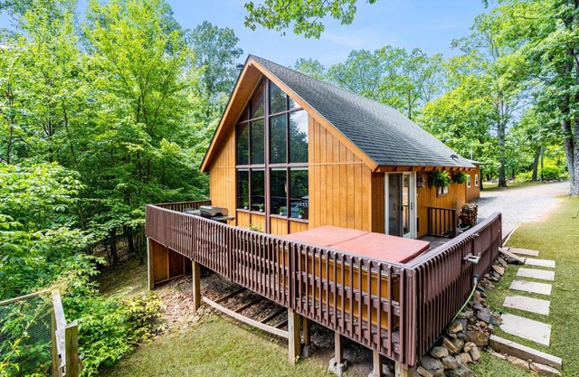 Quaint Loft Cabin w Hot Tub, FirePit, Deck & Grill