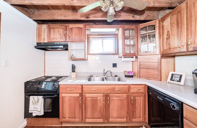 Quaker Cottage - Family Friendly, Centrally Located, sleeps 6 (2bd,1ba)