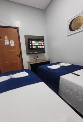 Quarto 4 econômico duplo próximo do aeroporto com ar condicionado e wifi grátis