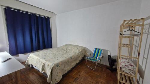 Quarto em apartamento com vida a pé no BOM FIM