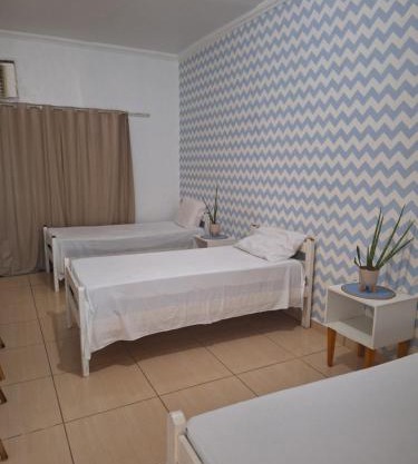 Quarto triplo com banheiro compartilhado