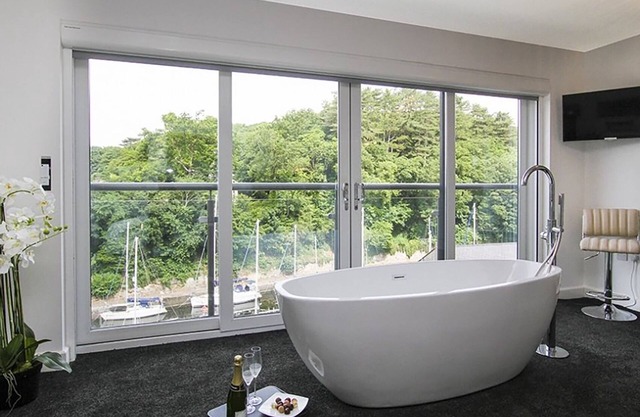 QUAYSIDE, family friendly, luxury holiday cottage in Y Felinheli