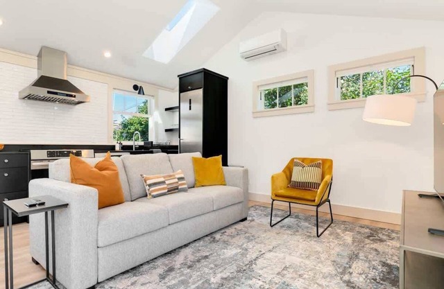 Queen Anne 1BR DADU · Sleeps 4 · Private Entry + Full Kitchen