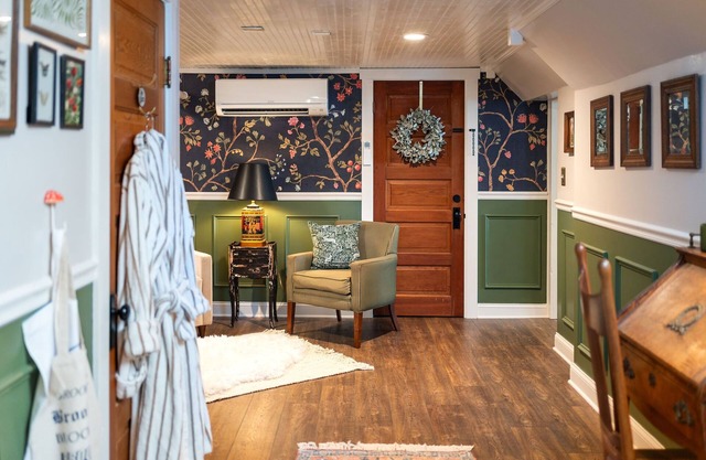 Queen City Hideaway - walk downtown, newly reno, classic, and cozy with views!