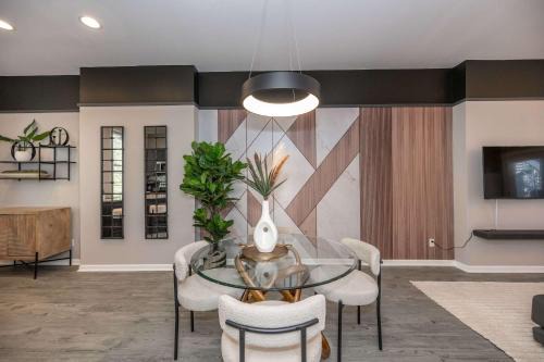 Queen City Views 3 Chic 2 BDR