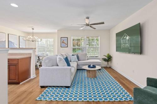 Queen Kelsey - mins from Credit One - pet friendly