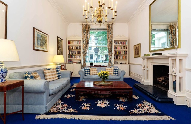 Queen's Gardens Flat, by Veeve