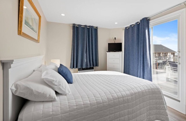 Queen Studio w/Private Ocean-View Deck (309)