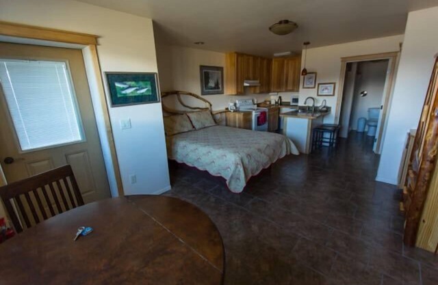 Queen Suite with a kitchen and private bath
